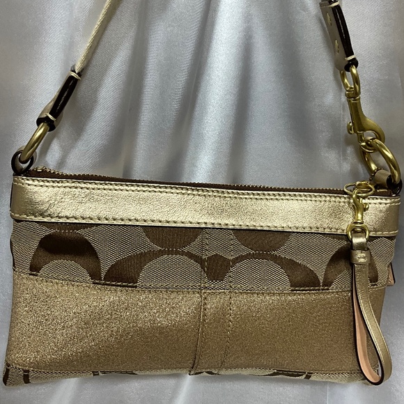 Coach small wrist/elbow  bag with signature print  18-H4c - Picture 2 of 8